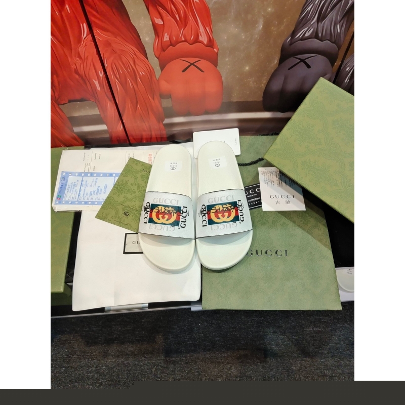 G*u*i slippers